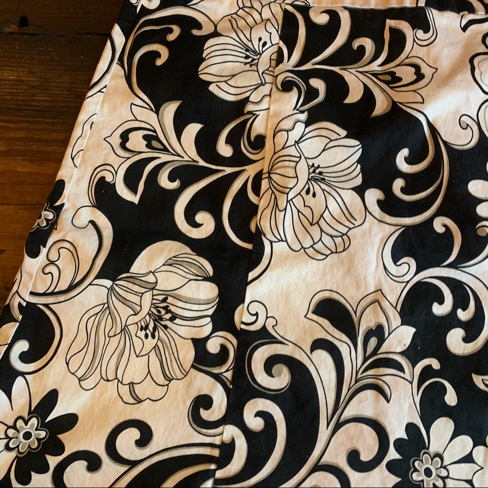 Black and white floral a line skirt sz 14 - Picture 6 of 6